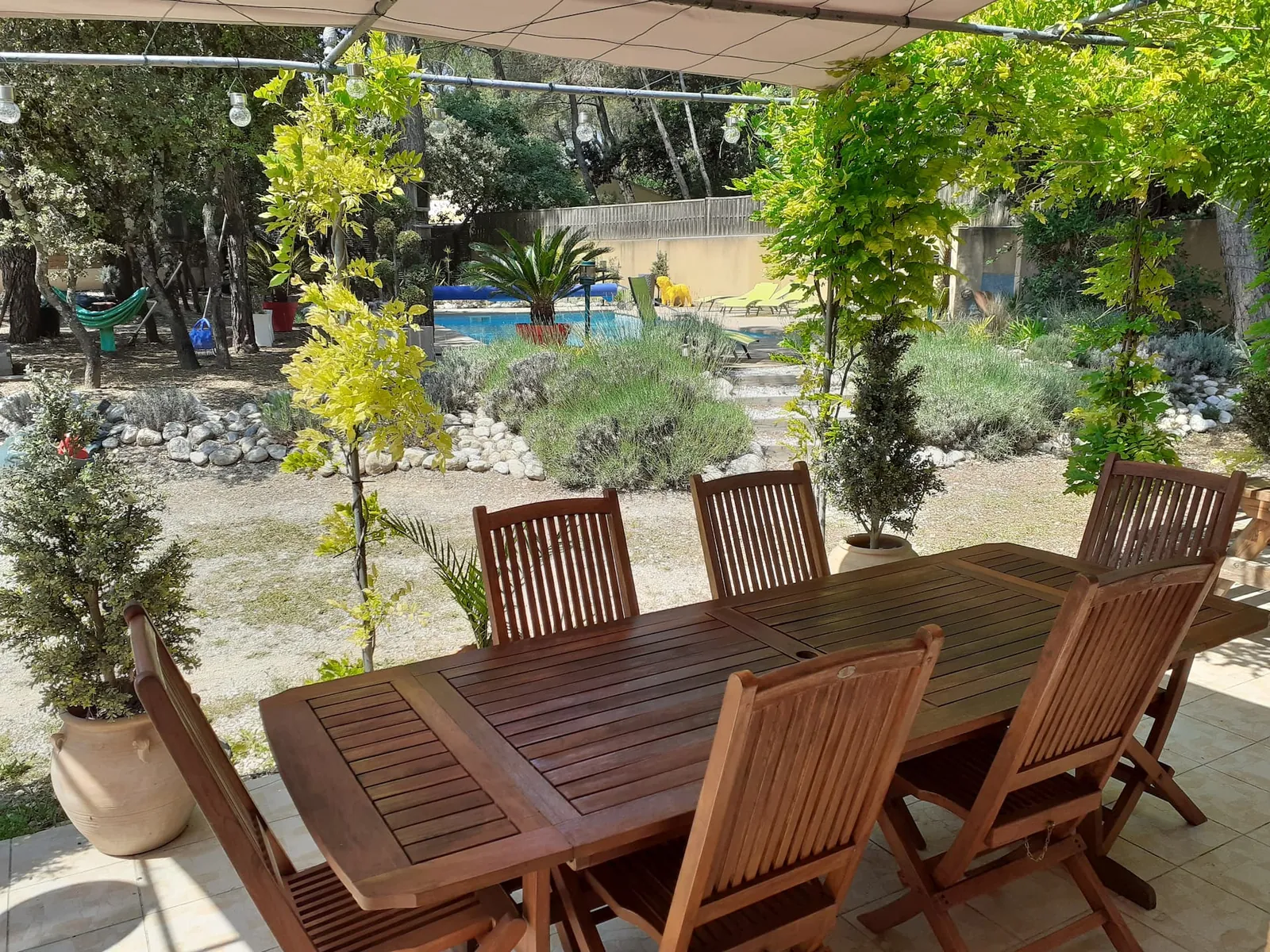 Terrasse couverte avec pergola et table 8 personnes – Villa sous les Pins Mazan